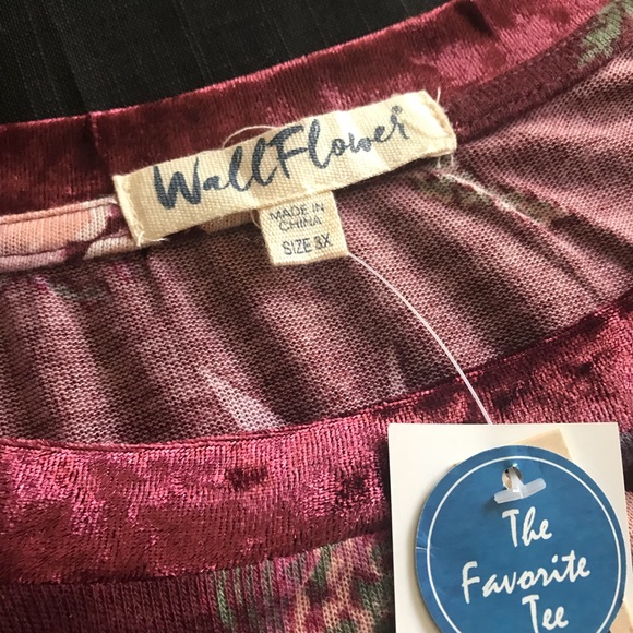 beautiful floral tee with velvet sleeves - Picture 2 of 3